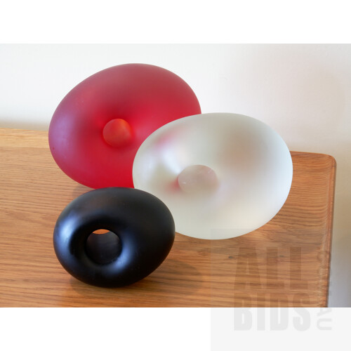 Mel Fraser, Three Graduating Art Glass 'Hola!' Ornaments 