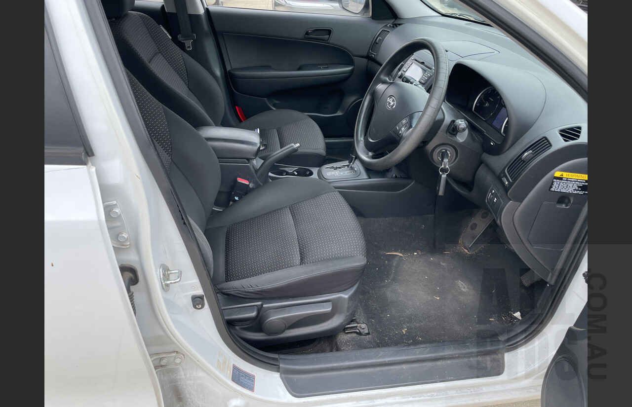 7/2009 Hyundai i30 cw SX 1.6 CRDi FD MY09 4d Wagon White 1.6L