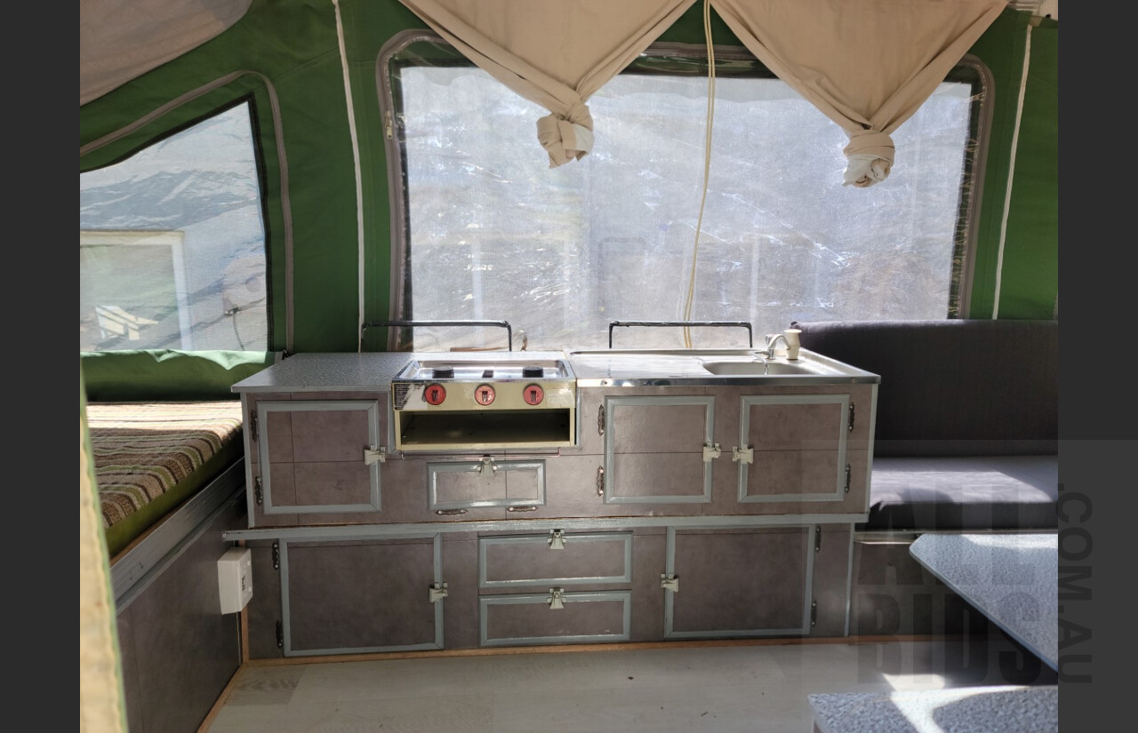 1/1984 Coleman Pop-up Camper