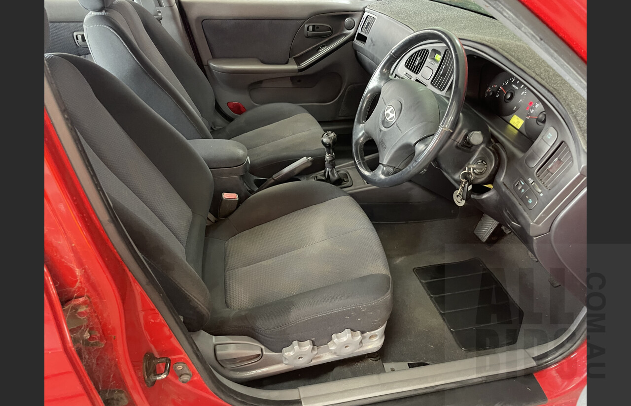 7/2005 Hyundai Elantra FX 2.0 HVT XD MY05 5 Door Hatchback Red 2.0L