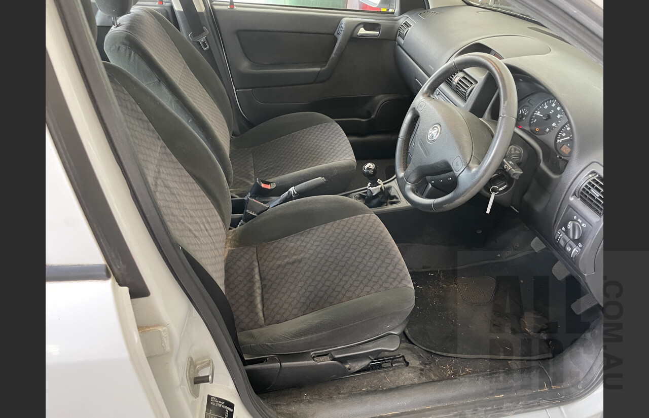 11/2003 Holden Astra CD TS 5d Hatchback White 1.8L