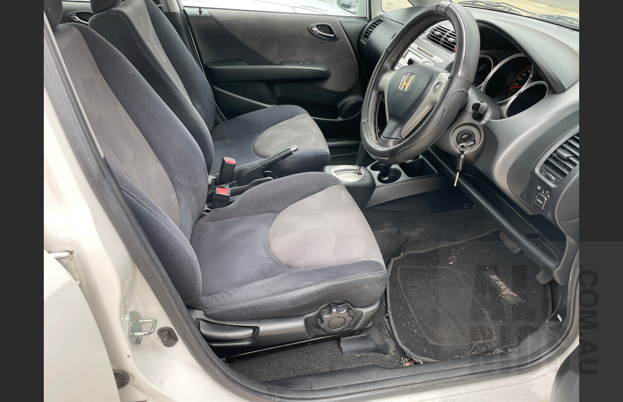 8/2006 Honda Jazz VTi MY06 5d Hatchback White 1.5L