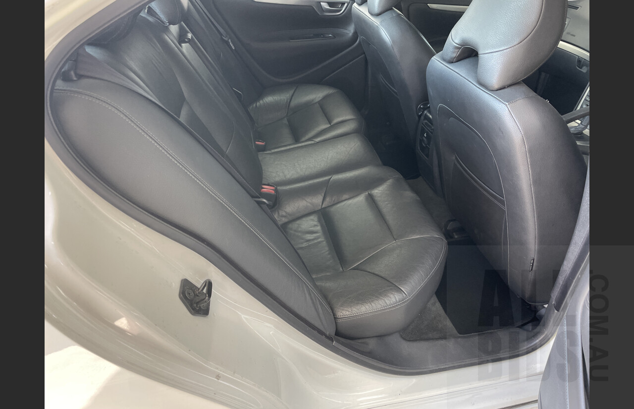 4/2005 Volvo S60 AWD 05 UPGRADE 4d Sedan White 2.5L