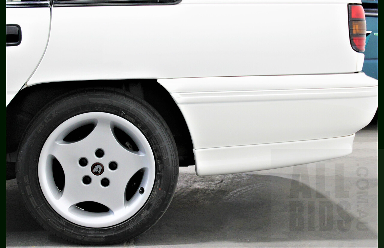 Holden HSV Clubsport VP 4d Sedan White 5.0L V8 Manual