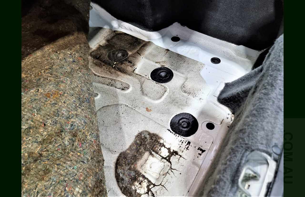 Holden HSV Clubsport VP 4d Sedan White 5.0L V8 Manual