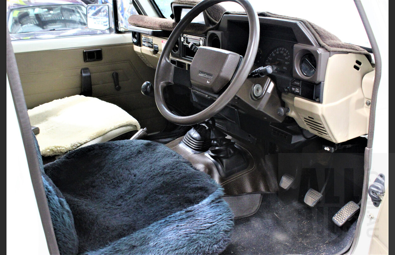 12/1989 Toyota Landcruiser (4x4) 11 Seater HJ75RV Troopcarrier White 4.0L Diesel