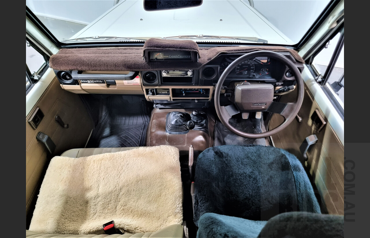 12/1989 Toyota Landcruiser (4x4) 11 Seater HJ75RV Troopcarrier White 4.0L Diesel