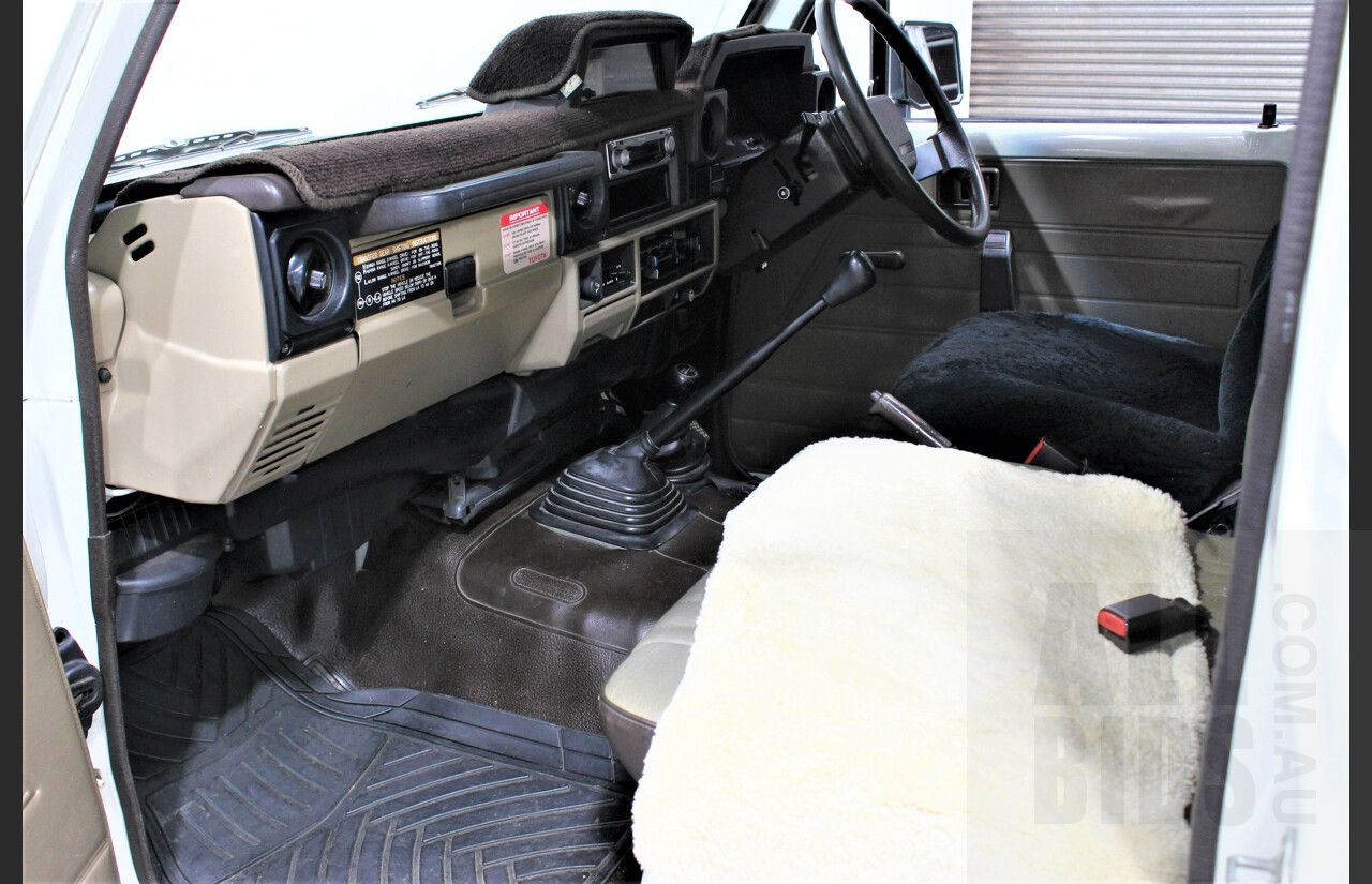 12/1989 Toyota Landcruiser (4x4) 11 Seater HJ75RV Troopcarrier White 4.0L Diesel