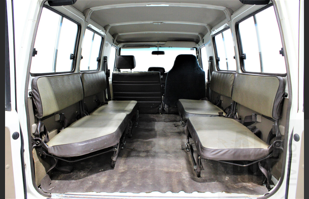 12/1989 Toyota Landcruiser (4x4) 11 Seater HJ75RV Troopcarrier White 4.0L Diesel