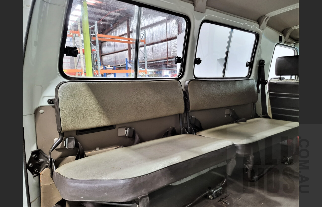 12/1989 Toyota Landcruiser (4x4) 11 Seater HJ75RV Troopcarrier White 4.0L Diesel