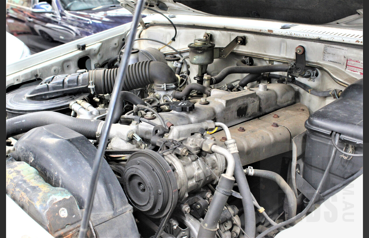 12/1989 Toyota Landcruiser (4x4) 11 Seater HJ75RV Troopcarrier White 4.0L Diesel