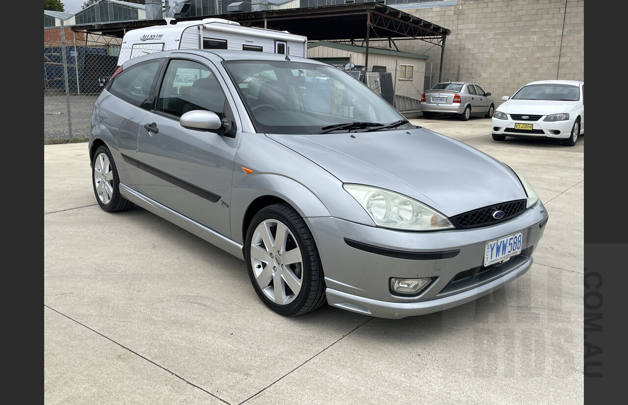 2/2003 Ford Focus Zetec LR 3d Hatchback Silver 2.0L
