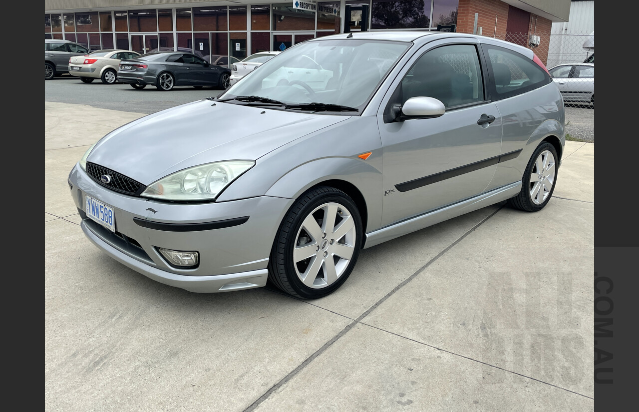 2/2003 Ford Focus Zetec LR 3d Hatchback Silver 2.0L