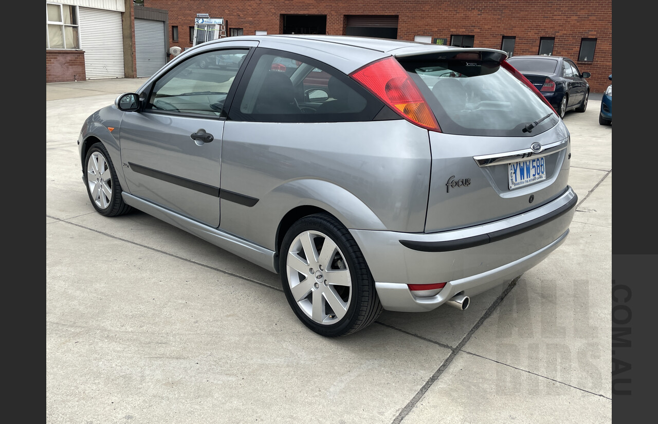 2/2003 Ford Focus Zetec LR 3d Hatchback Silver 2.0L