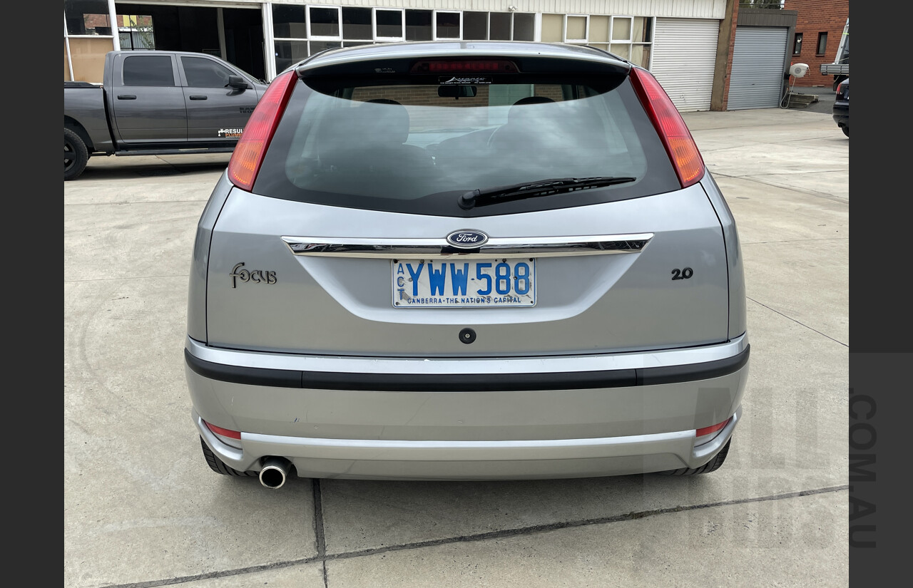 2/2003 Ford Focus Zetec LR 3d Hatchback Silver 2.0L