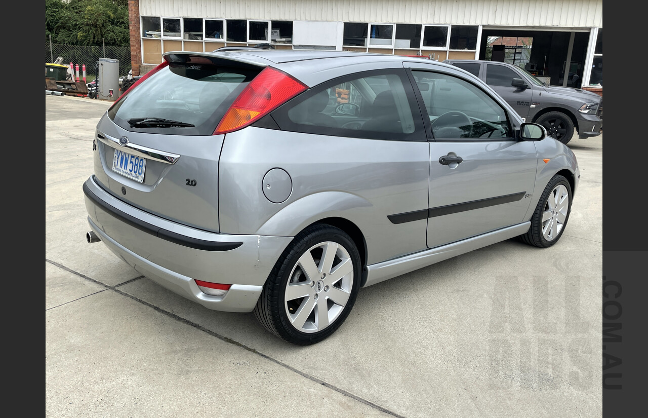 2/2003 Ford Focus Zetec LR 3d Hatchback Silver 2.0L