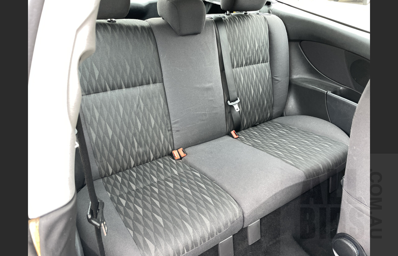 2/2003 Ford Focus Zetec LR 3d Hatchback Silver 2.0L