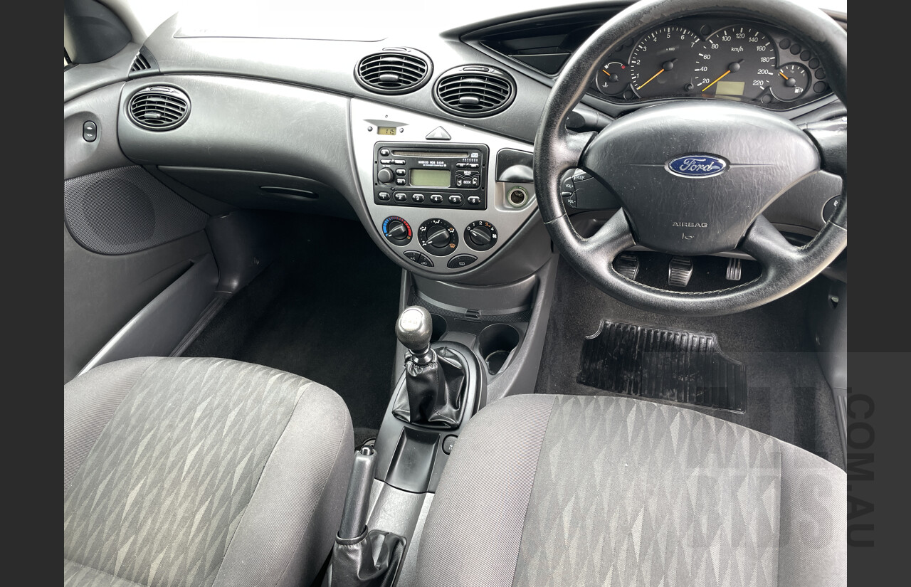 2/2003 Ford Focus Zetec LR 3d Hatchback Silver 2.0L