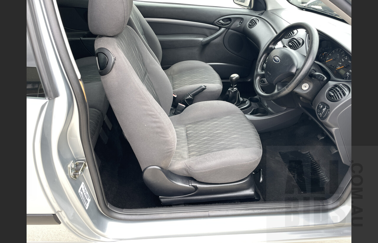 2/2003 Ford Focus Zetec LR 3d Hatchback Silver 2.0L