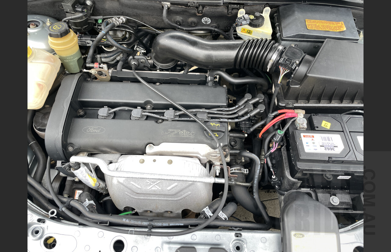 2/2003 Ford Focus Zetec LR 3d Hatchback Silver 2.0L