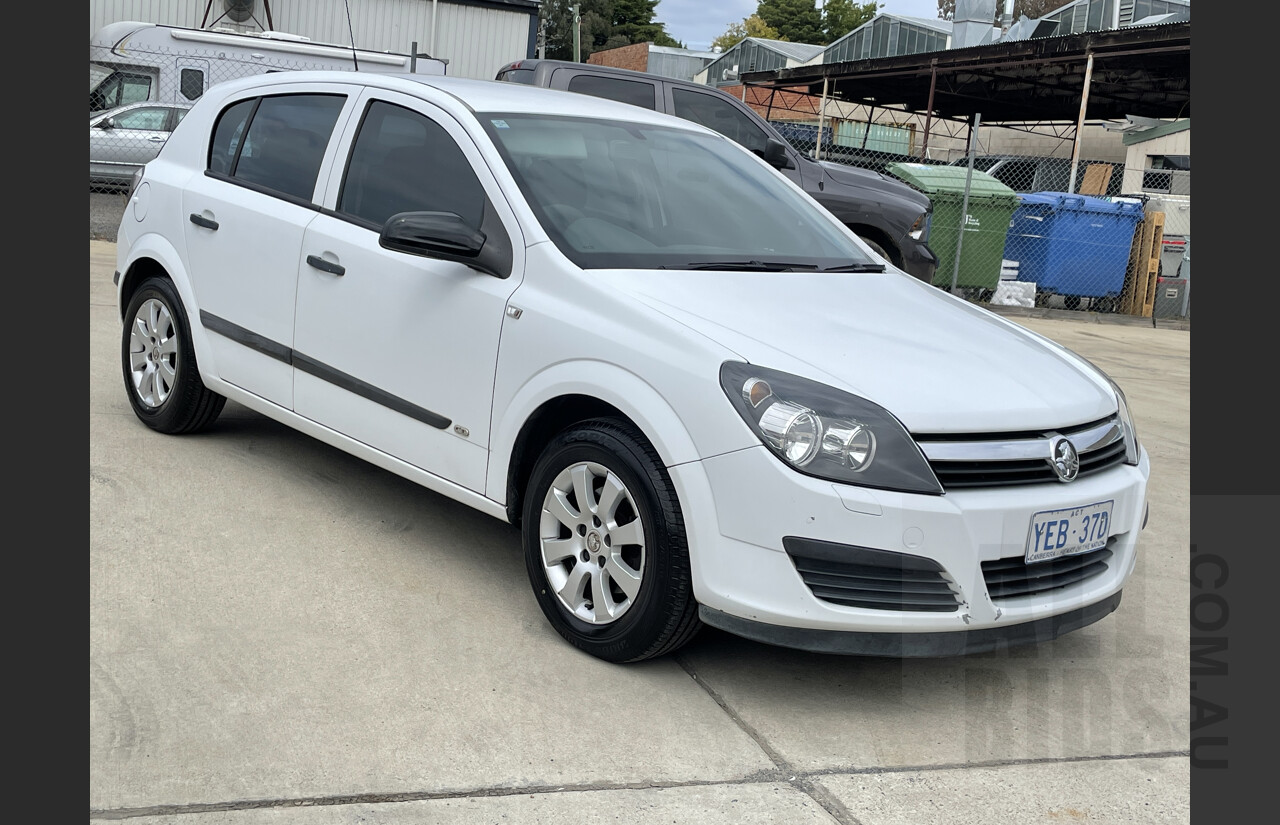 4/2006 Holden Astra CD AH MY06 5d Hatchback White 1.8L