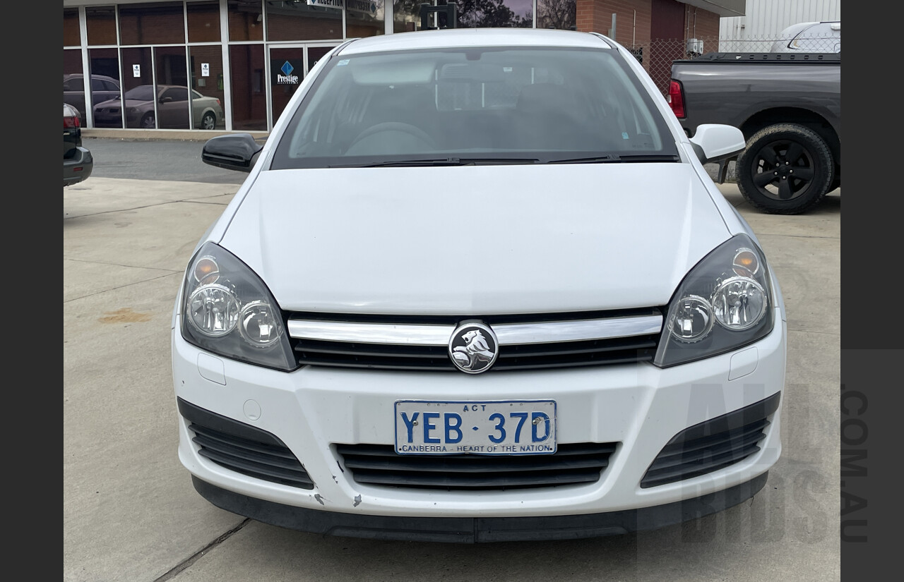 4/2006 Holden Astra CD AH MY06 5d Hatchback White 1.8L