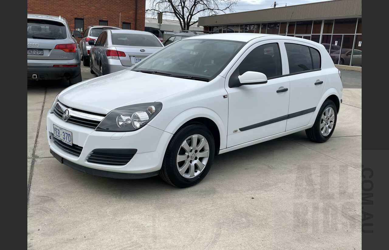 4/2006 Holden Astra CD AH MY06 5d Hatchback White 1.8L