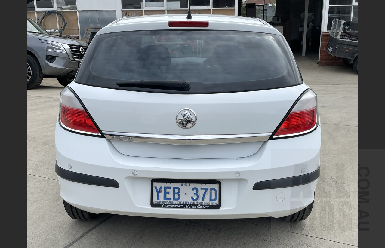 4/2006 Holden Astra CD AH MY06 5d Hatchback White 1.8L