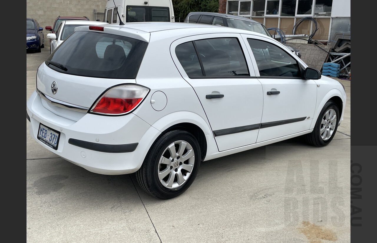 4/2006 Holden Astra CD AH MY06 5d Hatchback White 1.8L