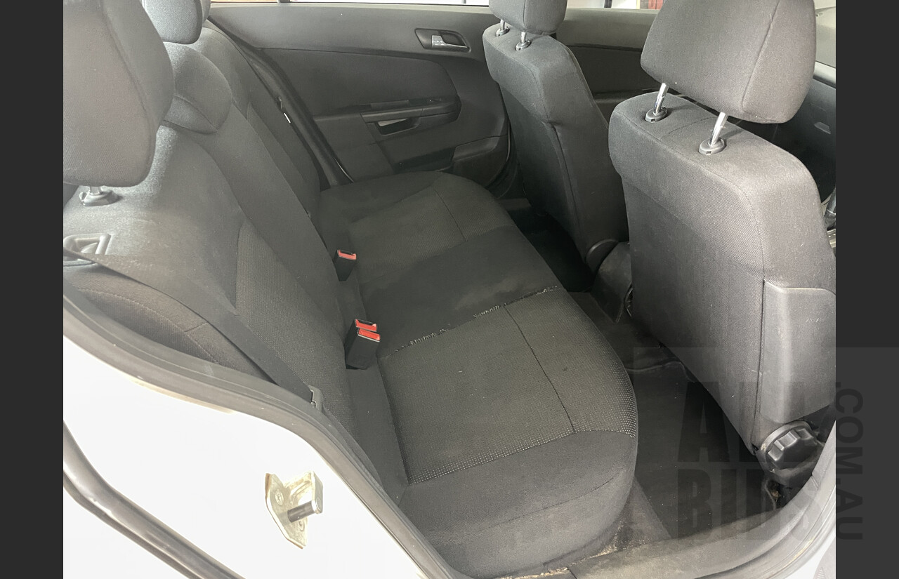 4/2006 Holden Astra CD AH MY06 5d Hatchback White 1.8L