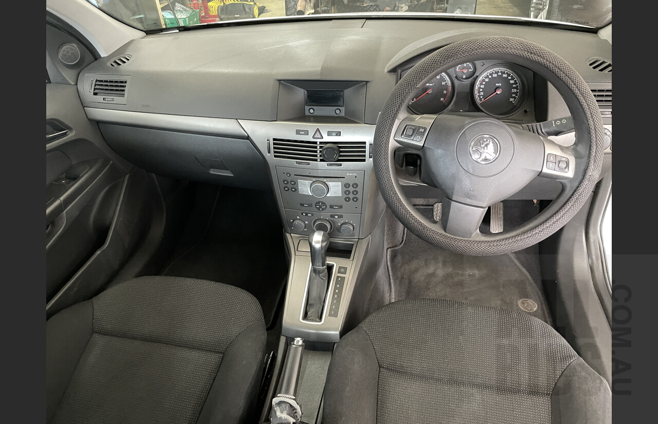4/2006 Holden Astra CD AH MY06 5d Hatchback White 1.8L