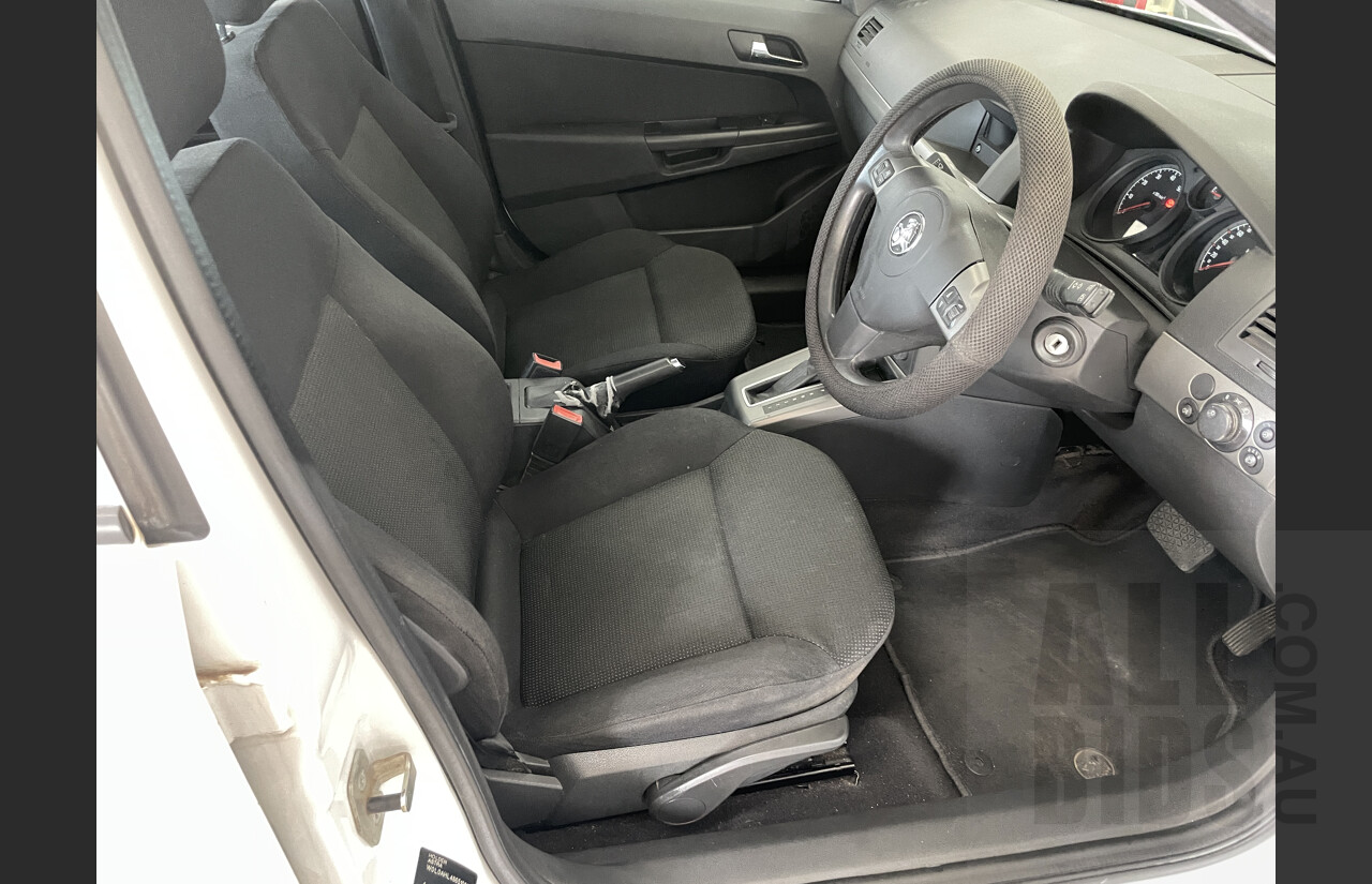 4/2006 Holden Astra CD AH MY06 5d Hatchback White 1.8L