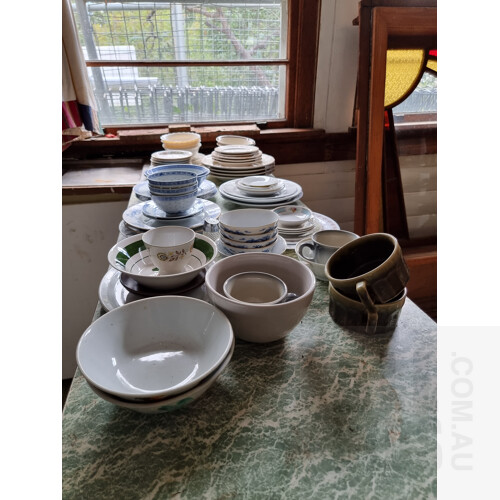 Quantity of Assorted Crockery/Dinnerware