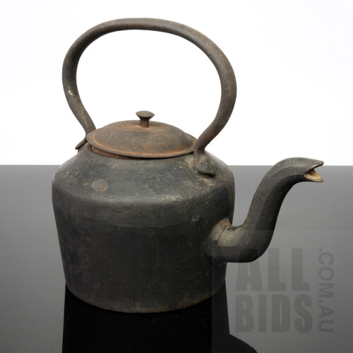 Vintage Cast Iron Kenrick 6 Pint Kettle