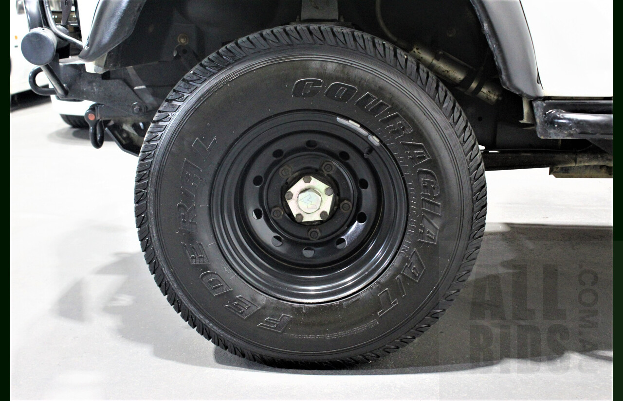 12/2011 Land Rover Defender 90 MY12 2d Wagon White 2.2L Turbo Diesel