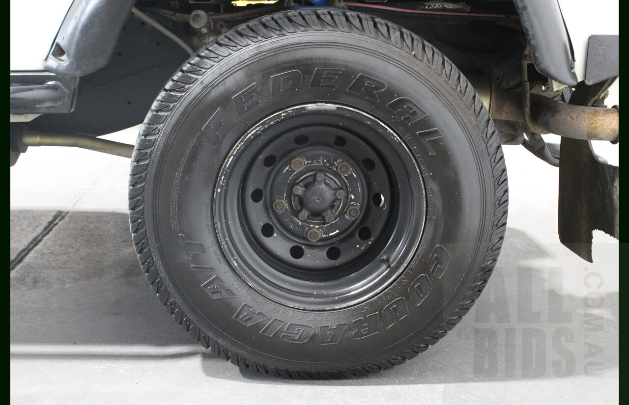 12/2011 Land Rover Defender 90 MY12 2d Wagon White 2.2L Turbo Diesel