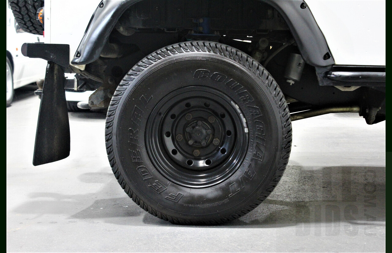 12/2011 Land Rover Defender 90 MY12 2d Wagon White 2.2L Turbo Diesel