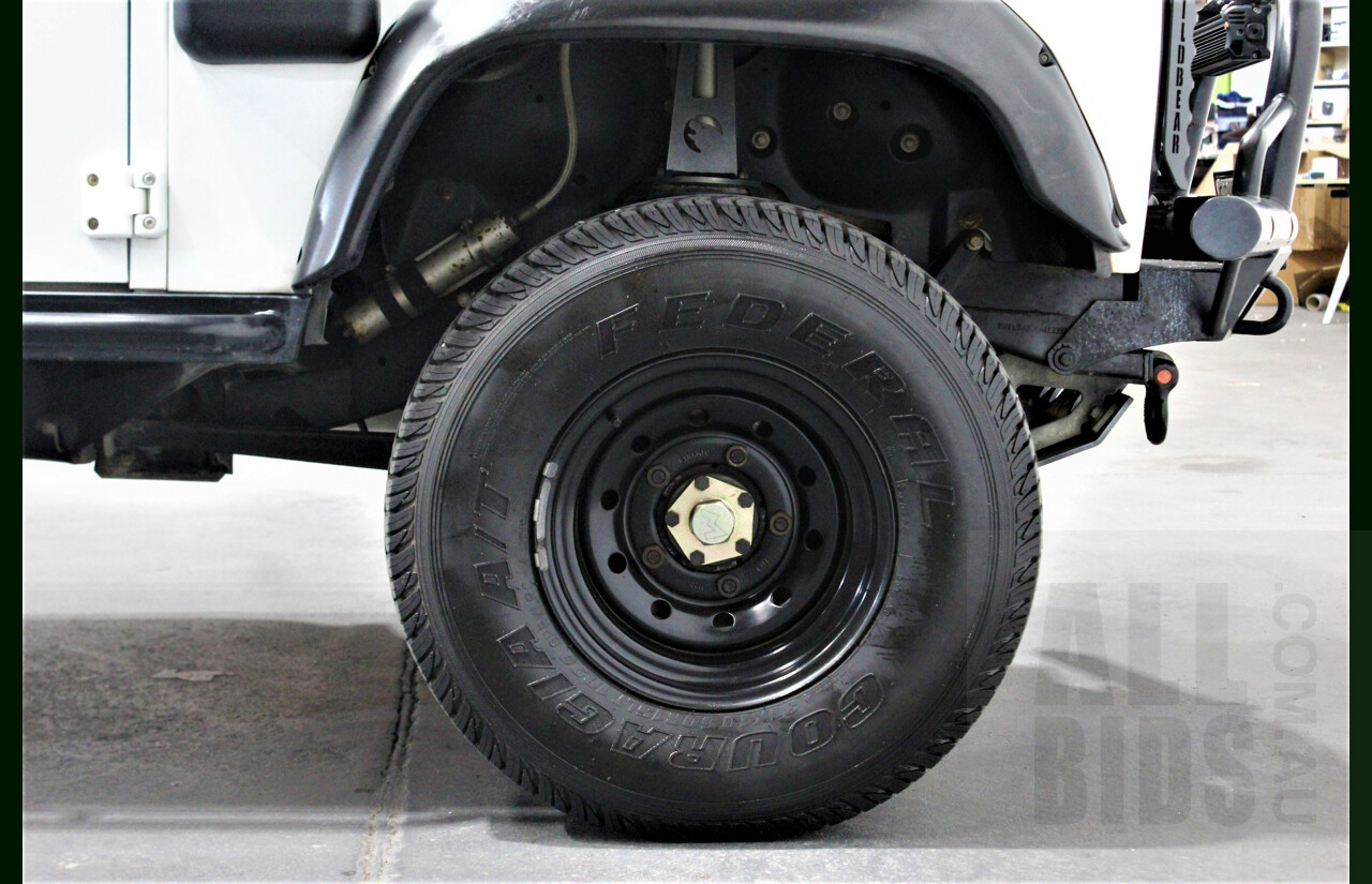 12/2011 Land Rover Defender 90 MY12 2d Wagon White 2.2L Turbo Diesel