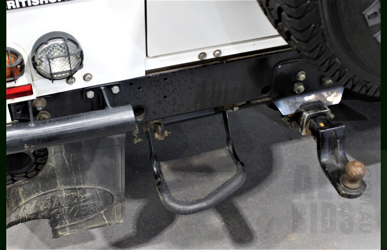 12/2011 Land Rover Defender 90 MY12 2d Wagon White 2.2L Turbo Diesel