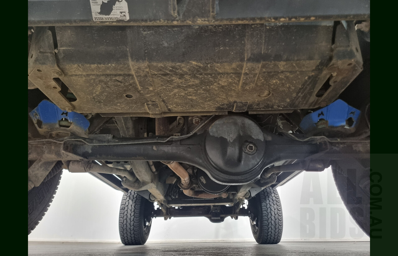 12/2011 Land Rover Defender 90 MY12 2d Wagon White 2.2L Turbo Diesel