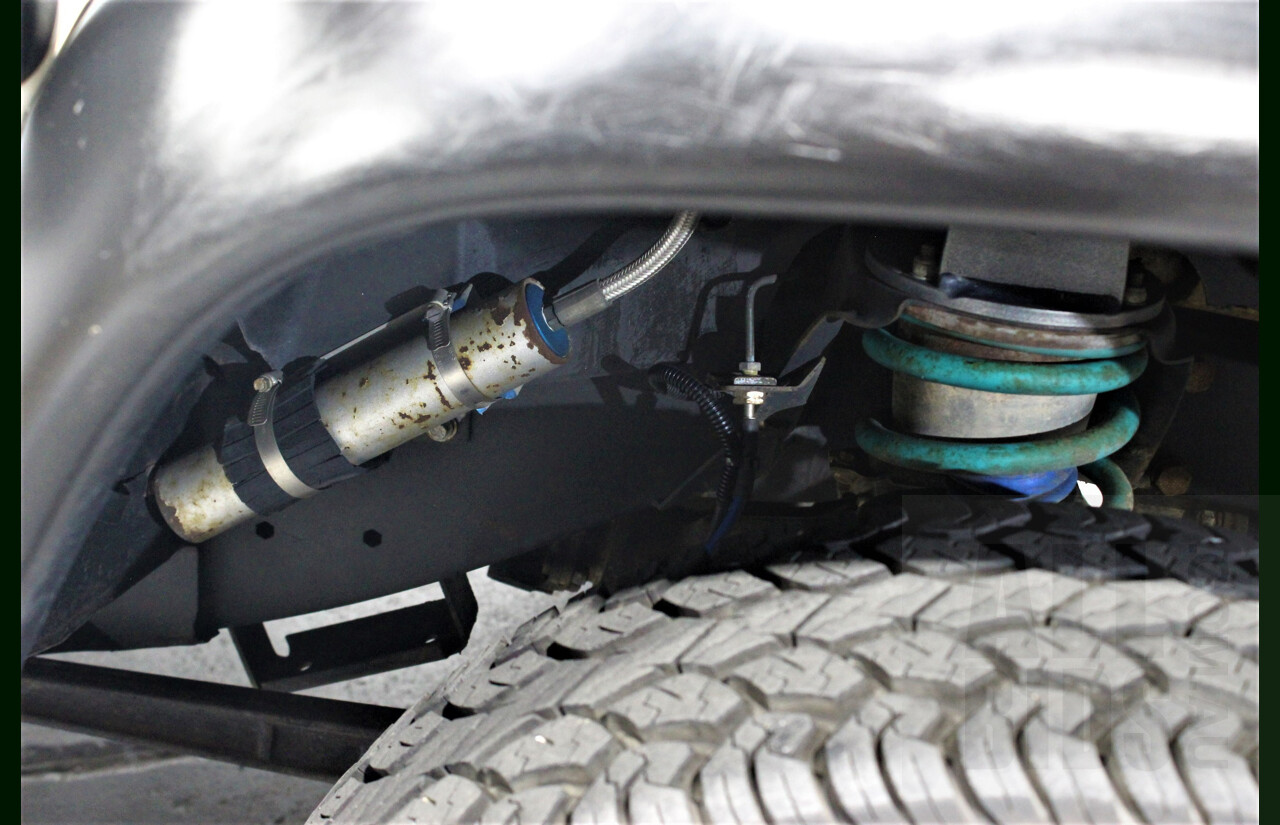 12/2011 Land Rover Defender 90 MY12 2d Wagon White 2.2L Turbo Diesel