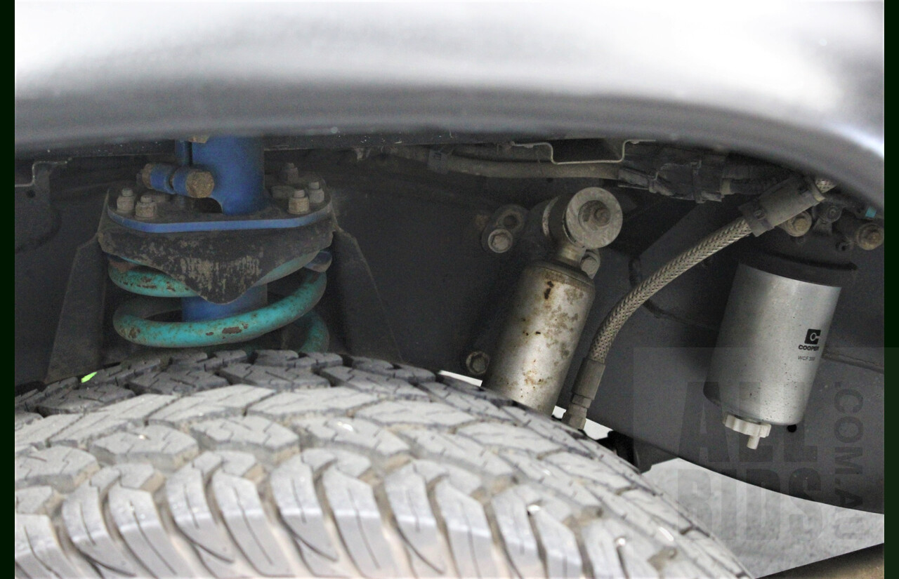 12/2011 Land Rover Defender 90 MY12 2d Wagon White 2.2L Turbo Diesel