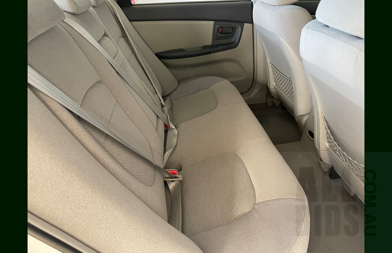 3/2006 Kia Cerato  LD 4d Sedan White 2.0L