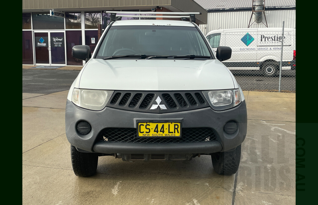 9/2009 Mitsubishi Triton GLX ML MY09 Double Cab Utility White 2.4L