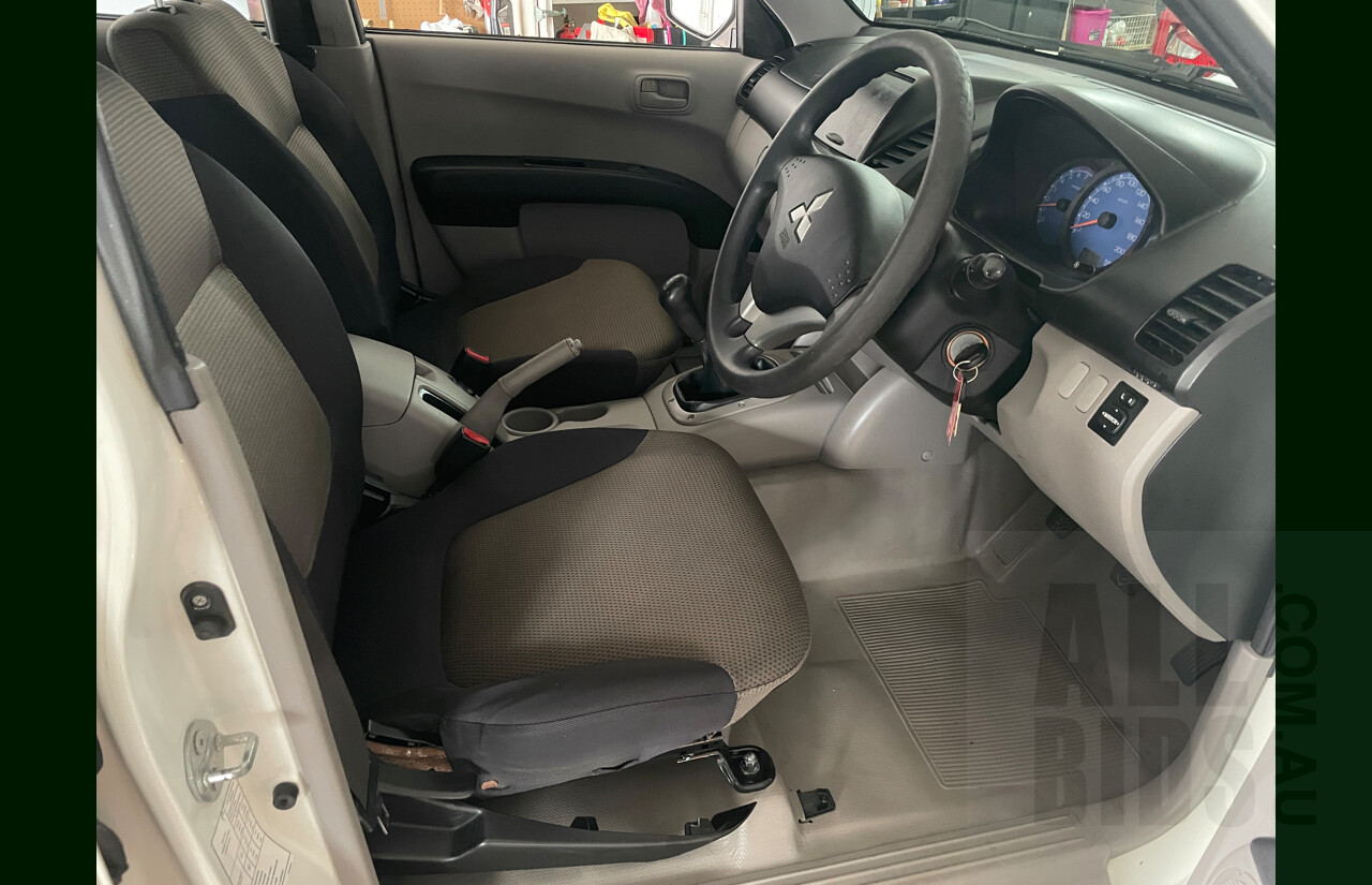 9/2009 Mitsubishi Triton GLX ML MY09 Double Cab Utility White 2.4L