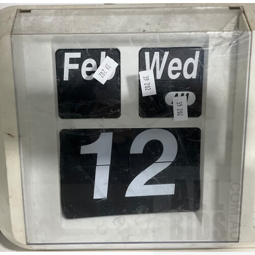 Vintage Battery Operated Auto Calendar Quartz Wall Clock