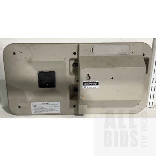 Vintage Battery Operated Auto Calendar Quartz Wall Clock