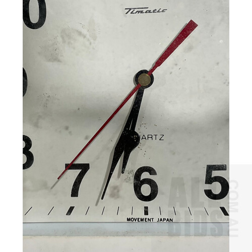 Vintage Battery Operated Auto Calendar Quartz Wall Clock