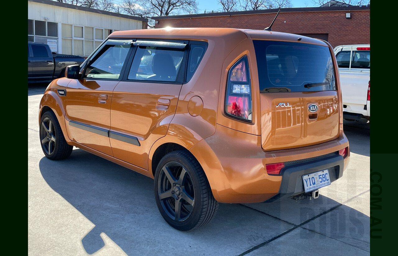 4/2010 Kia Soul  AM 5d Hatchback Orange 1.6L