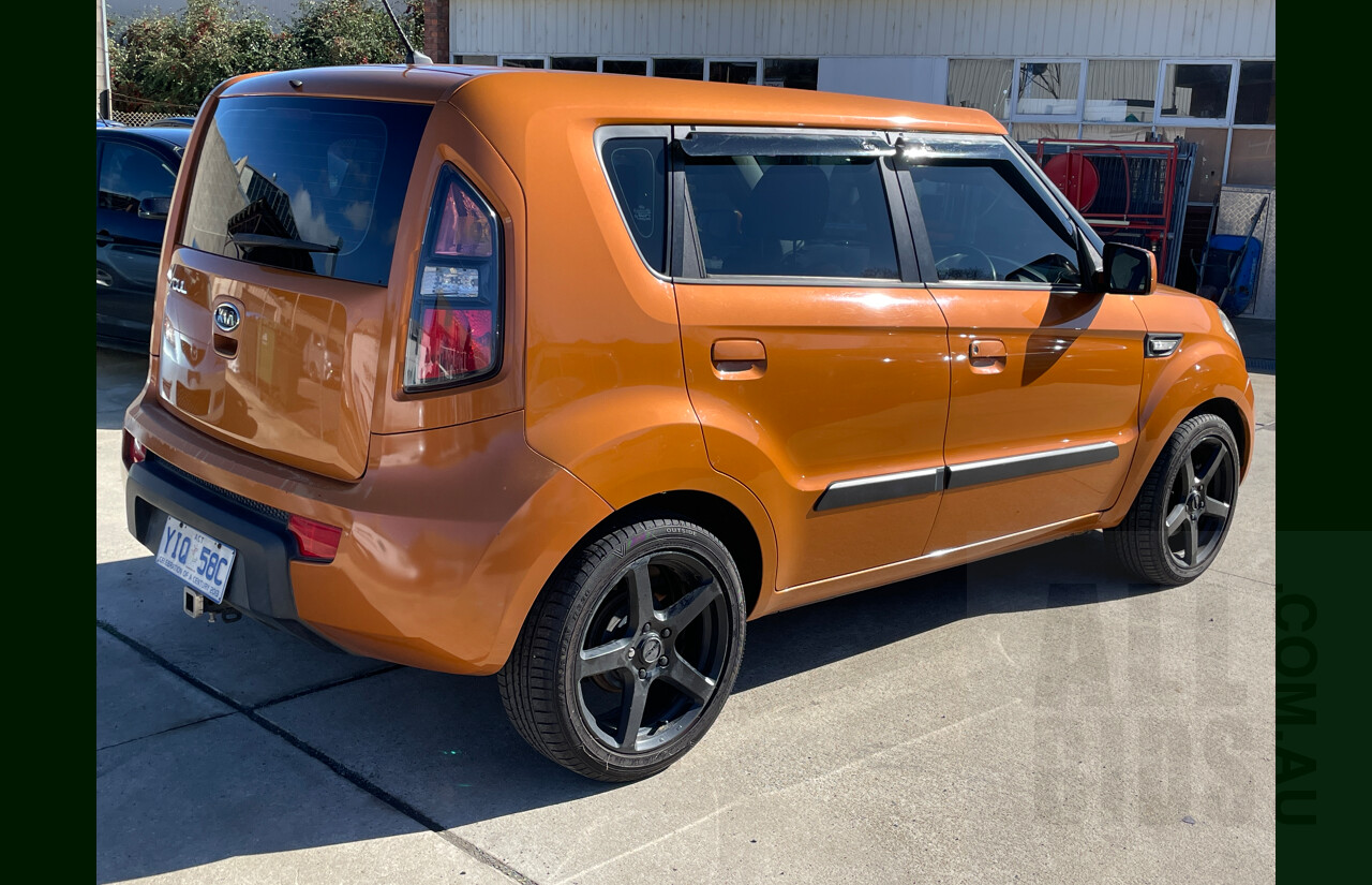 4/2010 Kia Soul  AM 5d Hatchback Orange 1.6L